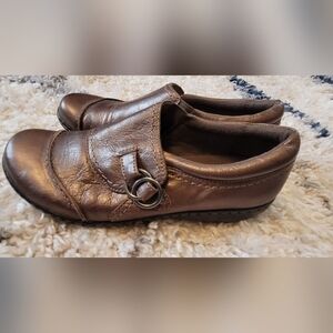 Women's Clarks Metallic Gold Leather Slip On Comfortable Loafers Size 7.5